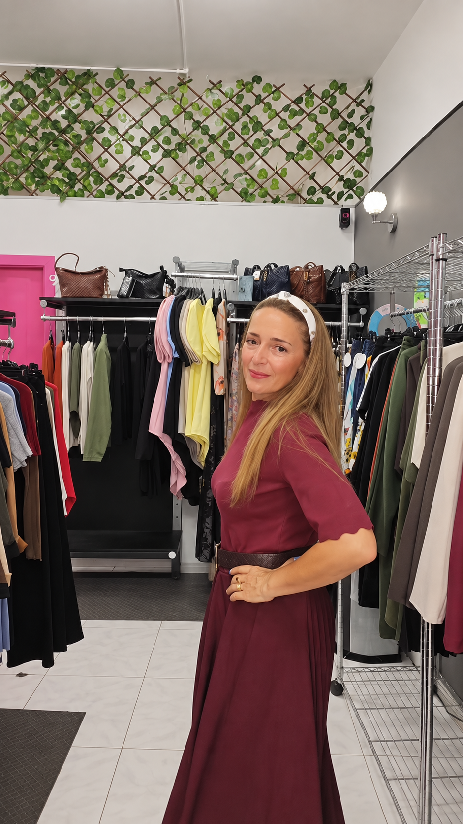 Patri, dueña de El Armario de Mi Amiga, en su tienda